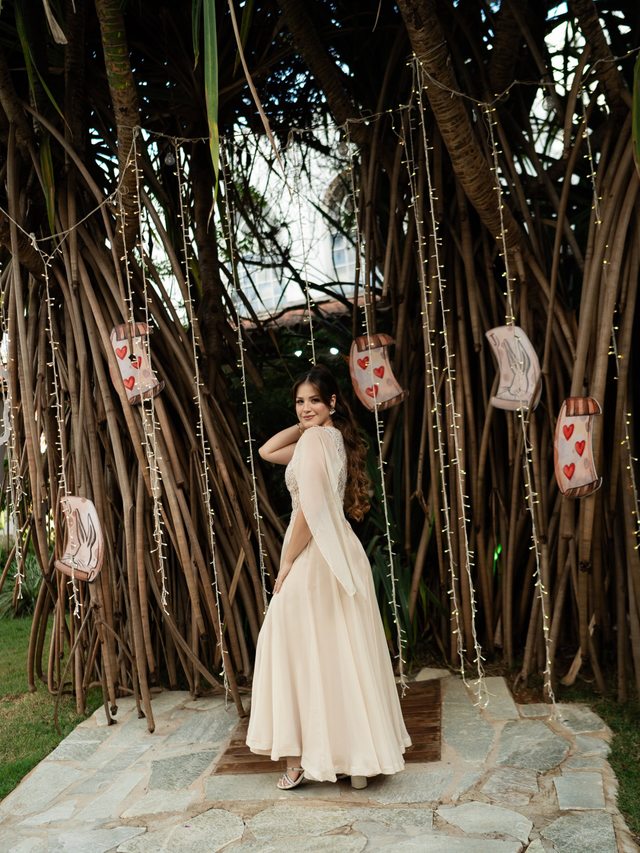 A capa do vestido em movimento, em um retrato de costas no jardim.