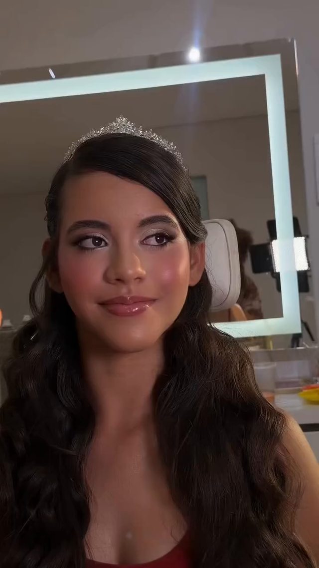 Retrato em vídeo: pele iluminada e maquiagem dos olhos vistas de diferentes ângulos.