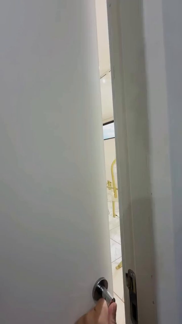 Visita completa ao espaço: entrada, poltronas, bancada, espelho iluminado e sala de atendimento.